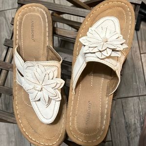 Lanesboro Shoes White Thong Flower Small Wedge Sandals Women’s Size 10